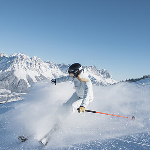 Pistenschwünge mit Blick auf den Wilden Kaiser