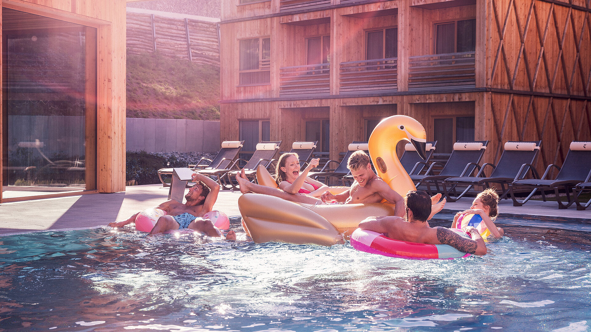 Vergnügen im Pool in der Tirol Lodge Ellmau