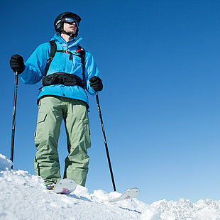 Skifahrer im Tiefschnee mit Panoramablick ©Johannes Felsch