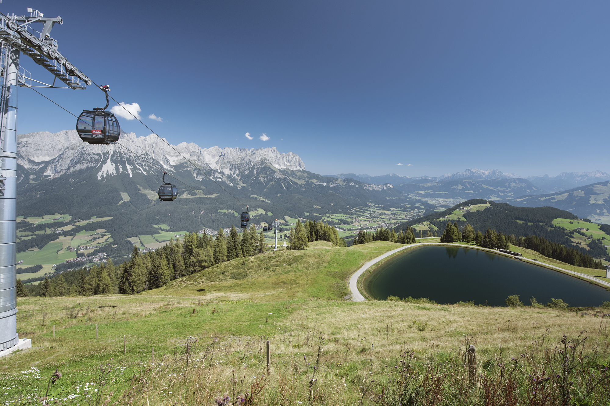 Blick auf die Gondelbahn & den Hartkaiser Speicherteich